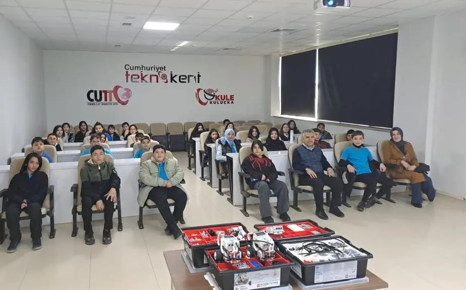 Milli Eğitim Bakanlığına bağlı okullarımızdan başvurular alarak robotik kodlama hakkında eğitimler düzenliyoruz (2.Eğitim)